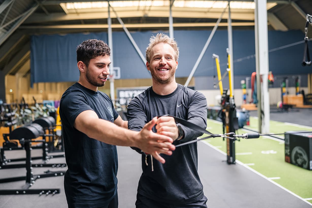 Fysiotherapeut Michelle voert een oefening uit in de oefenzaal.