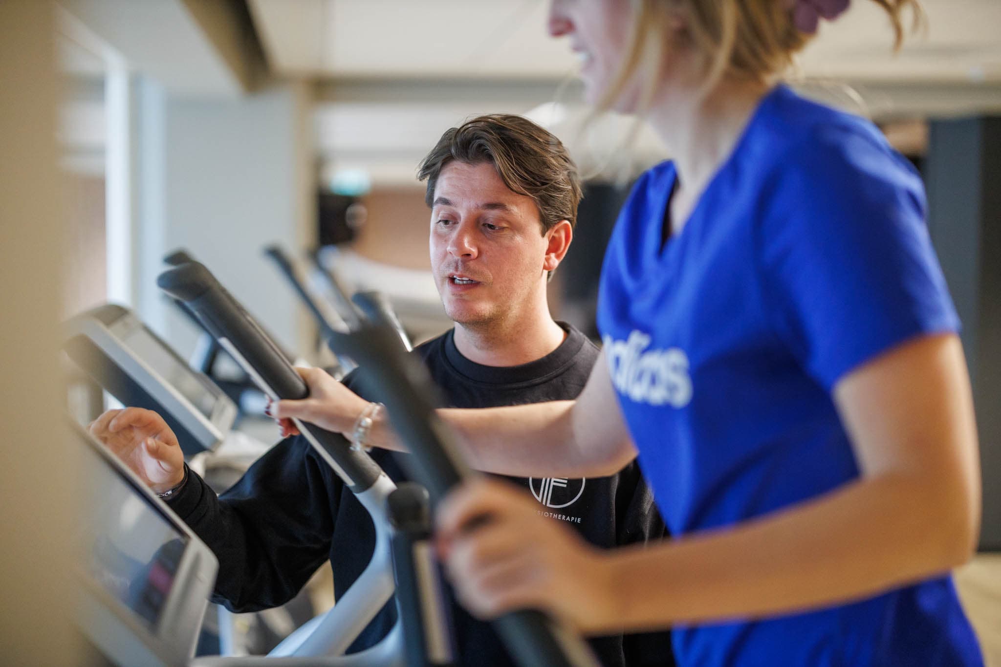 Fysiotherapeut Bart legt uit hoe de legpress uitgevoerd moet worden.