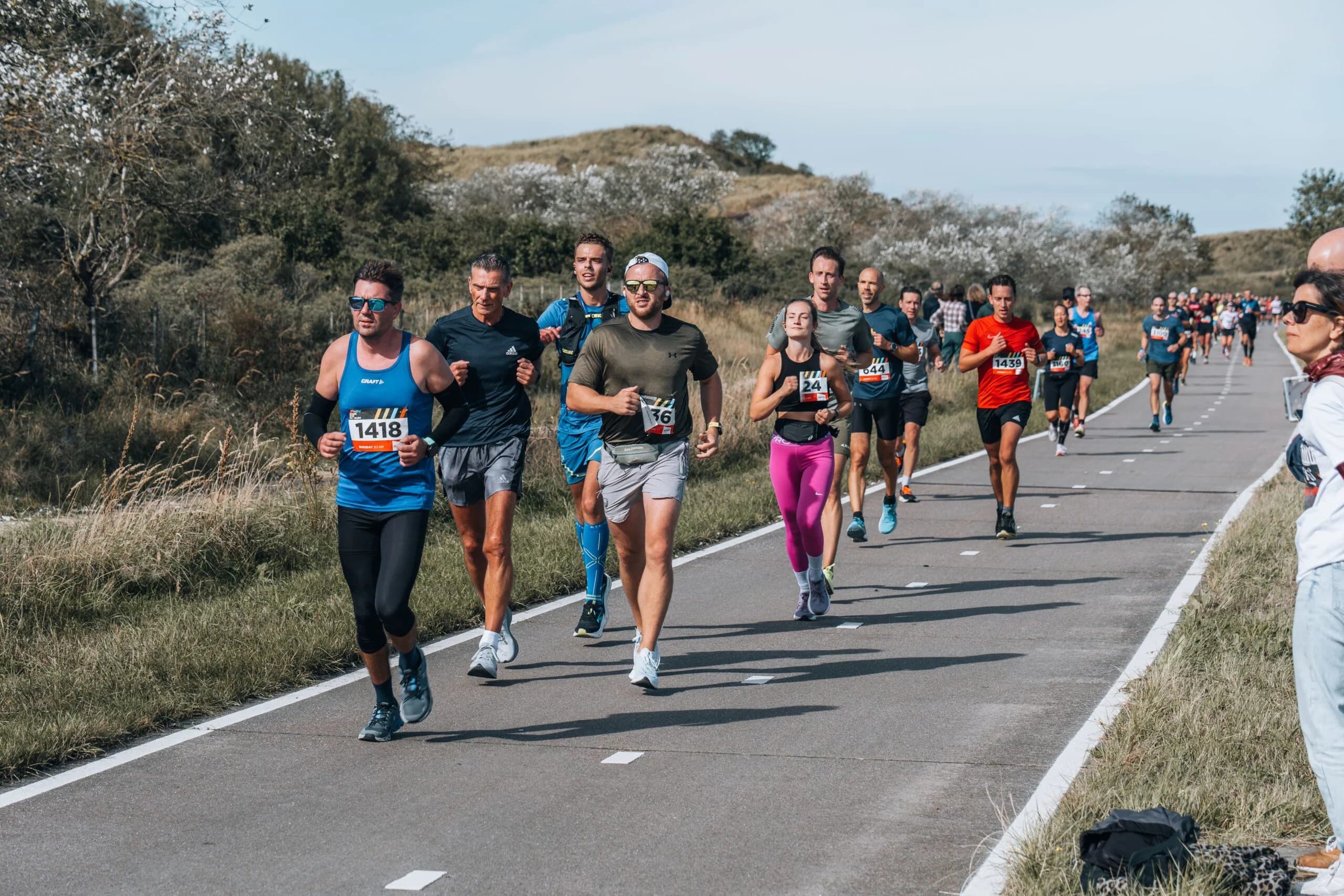 Door de duinen van regio Haarlem tijdens de halve marathon van Haarlem.