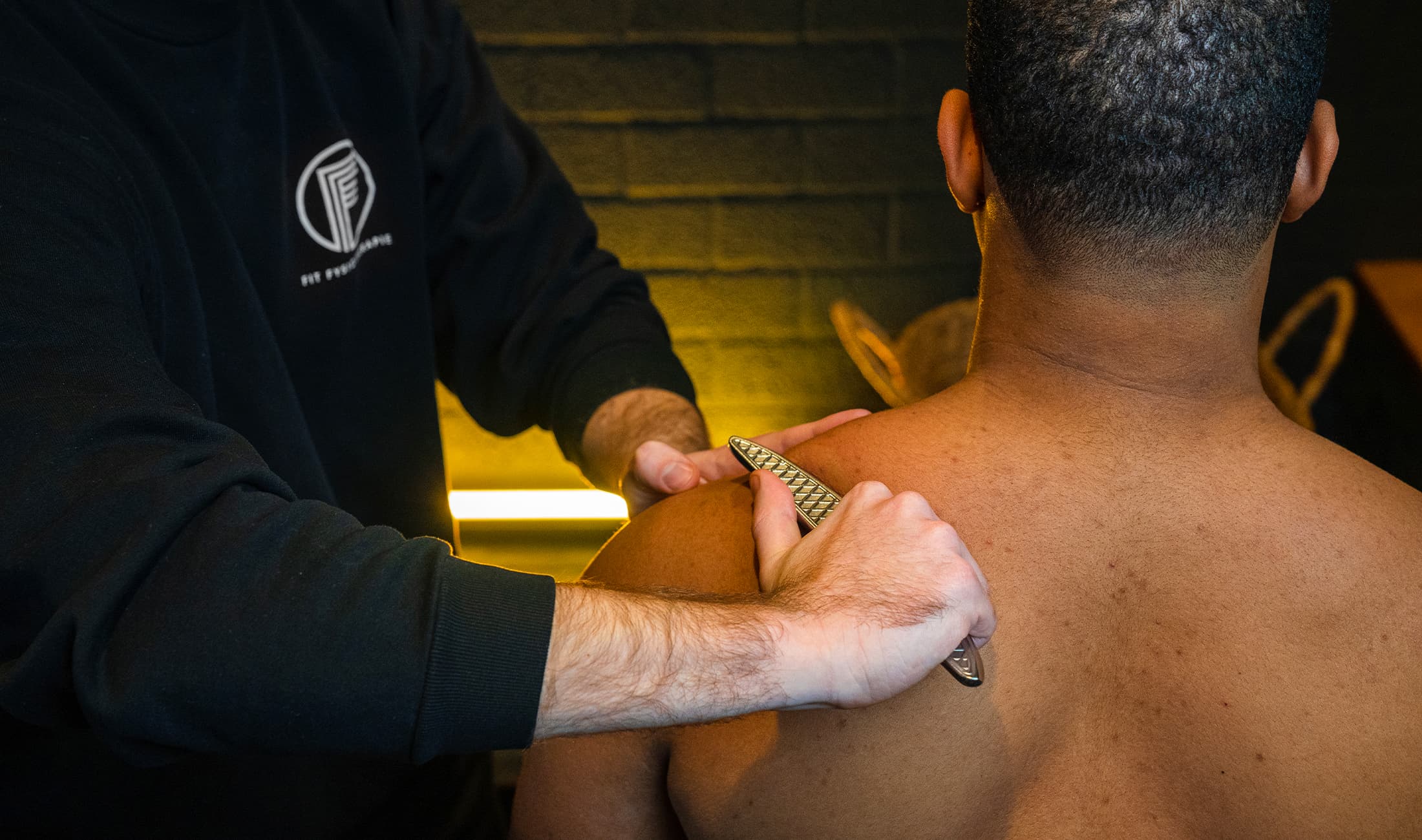 Fysiotherapeut Bart legt uit hoe de legpress uitgevoerd moet worden.