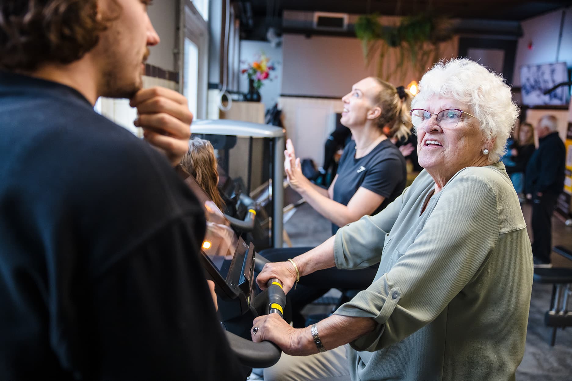 Fysiotherapeut Bart legt uit hoe de legpress uitgevoerd moet worden.