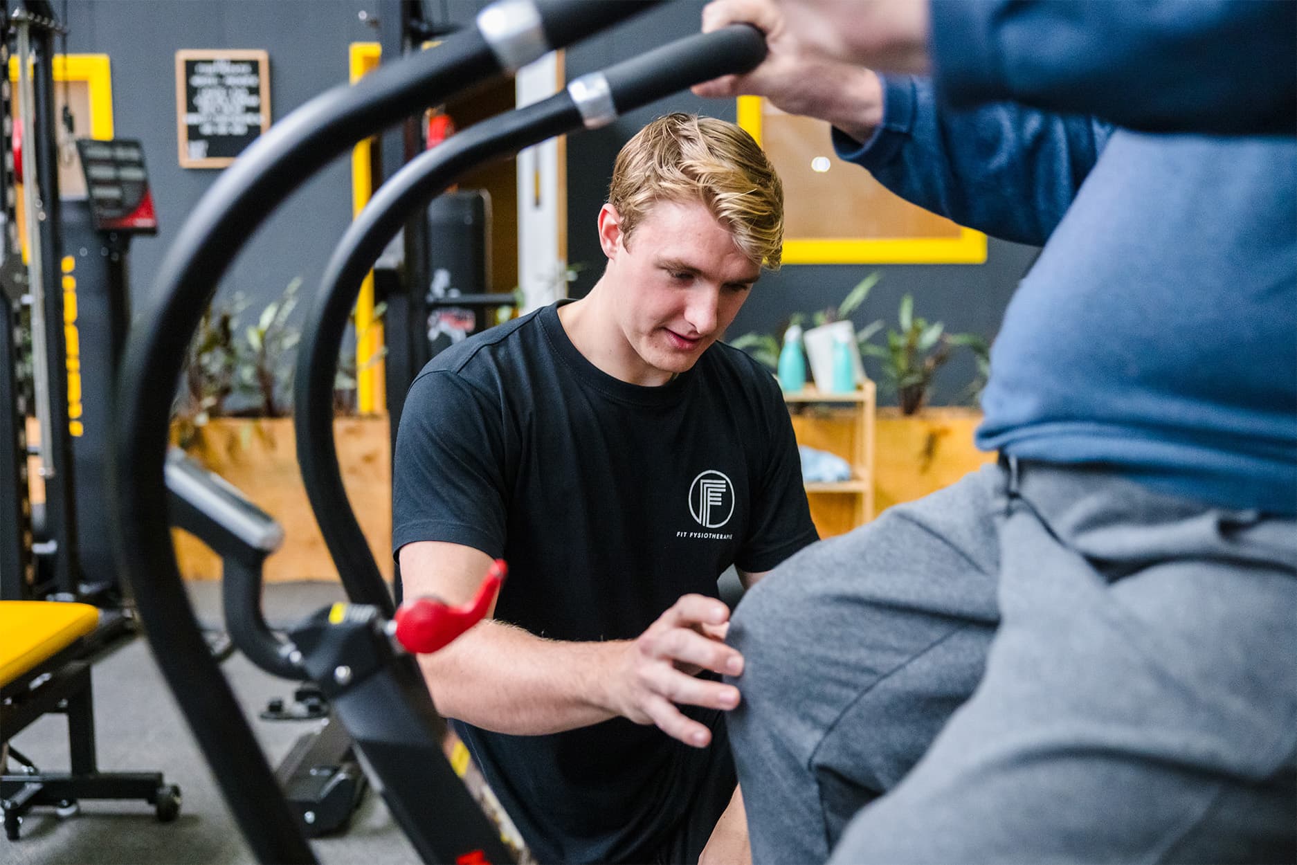 Fysiotherapeut Iven legt uit hoe de chest press uitgevoerd moet worden.
