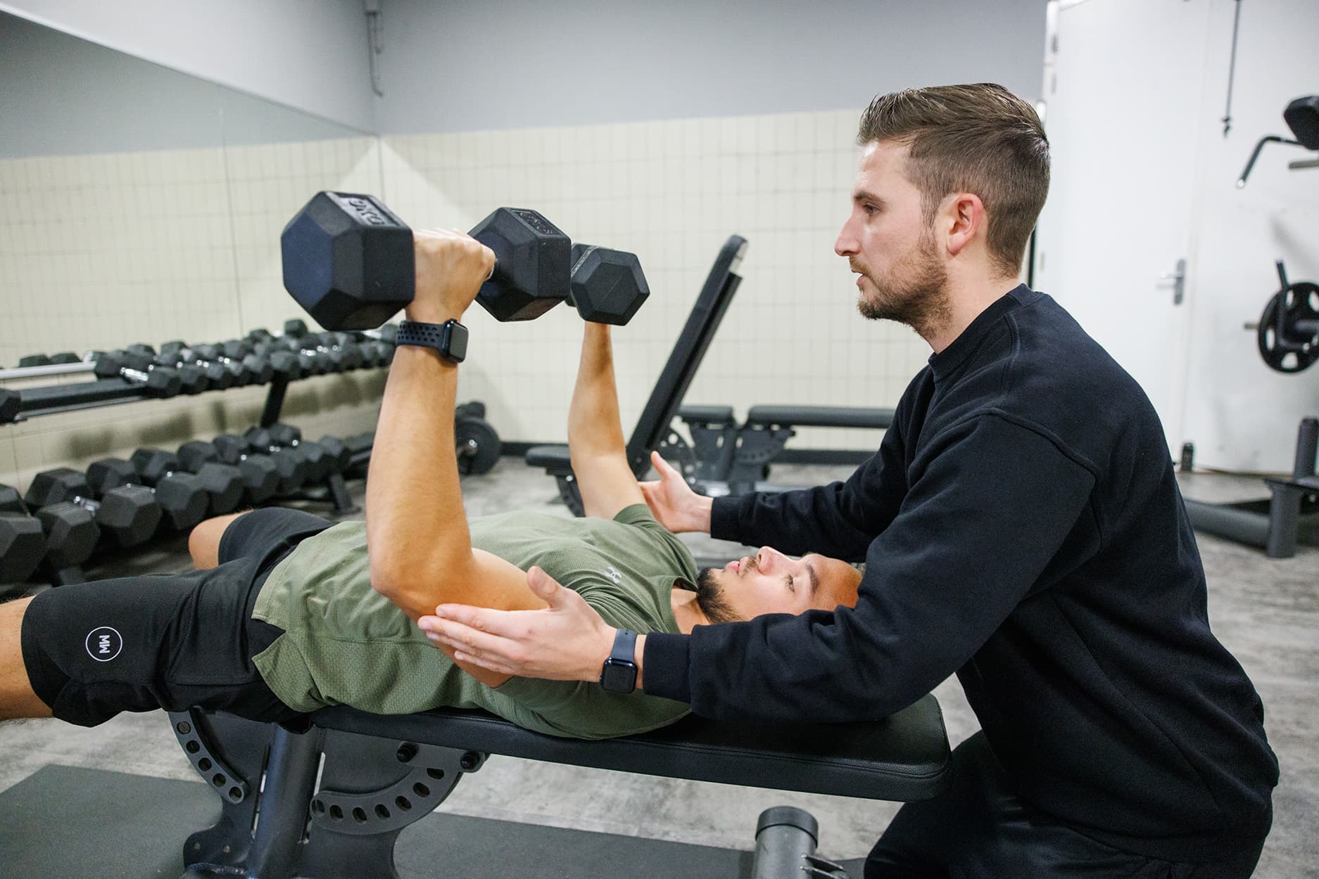 Fysiotherapeut Bart legt uit hoe de legpress uitgevoerd moet worden.