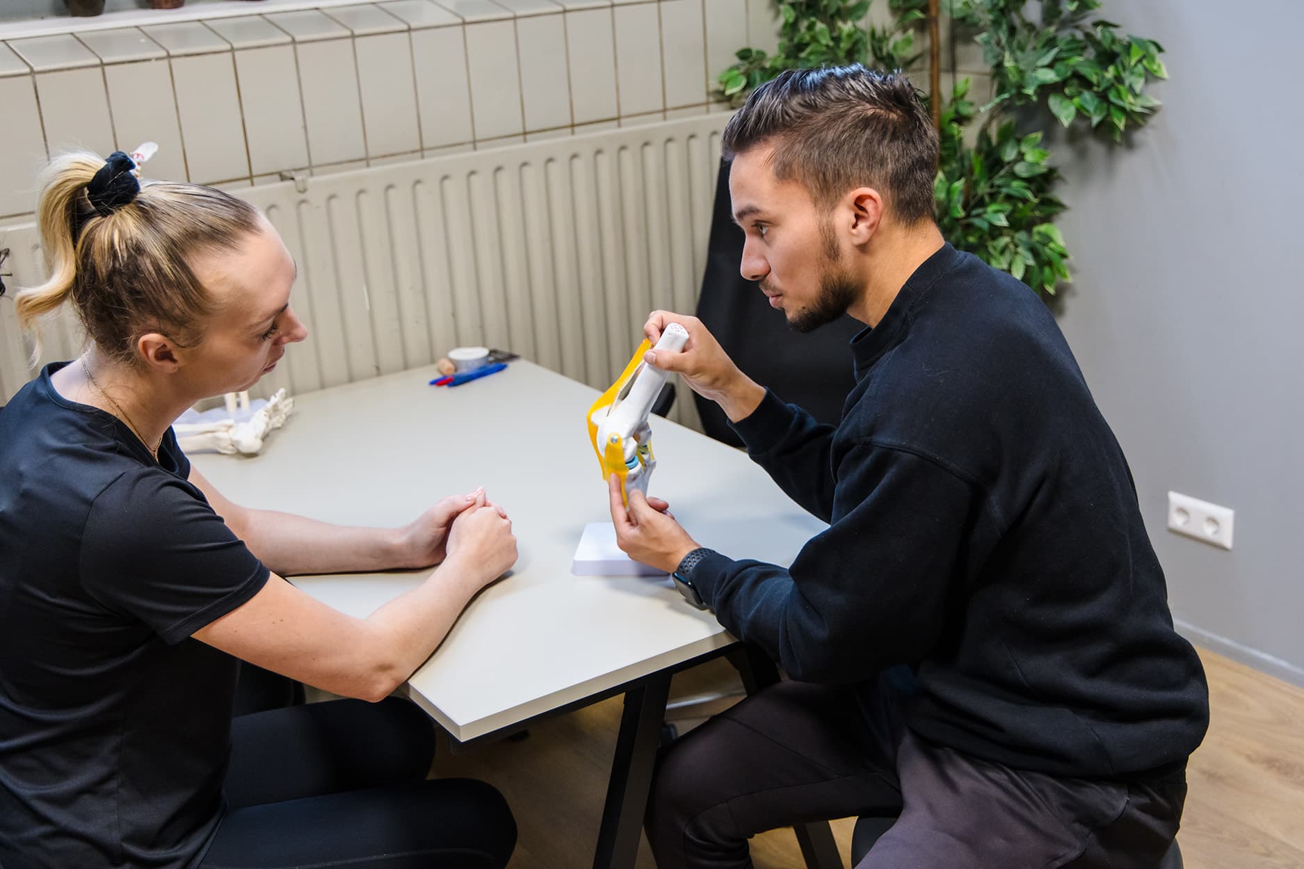 Fysiotherapeut Bart legt uit hoe de legpress uitgevoerd moet worden.