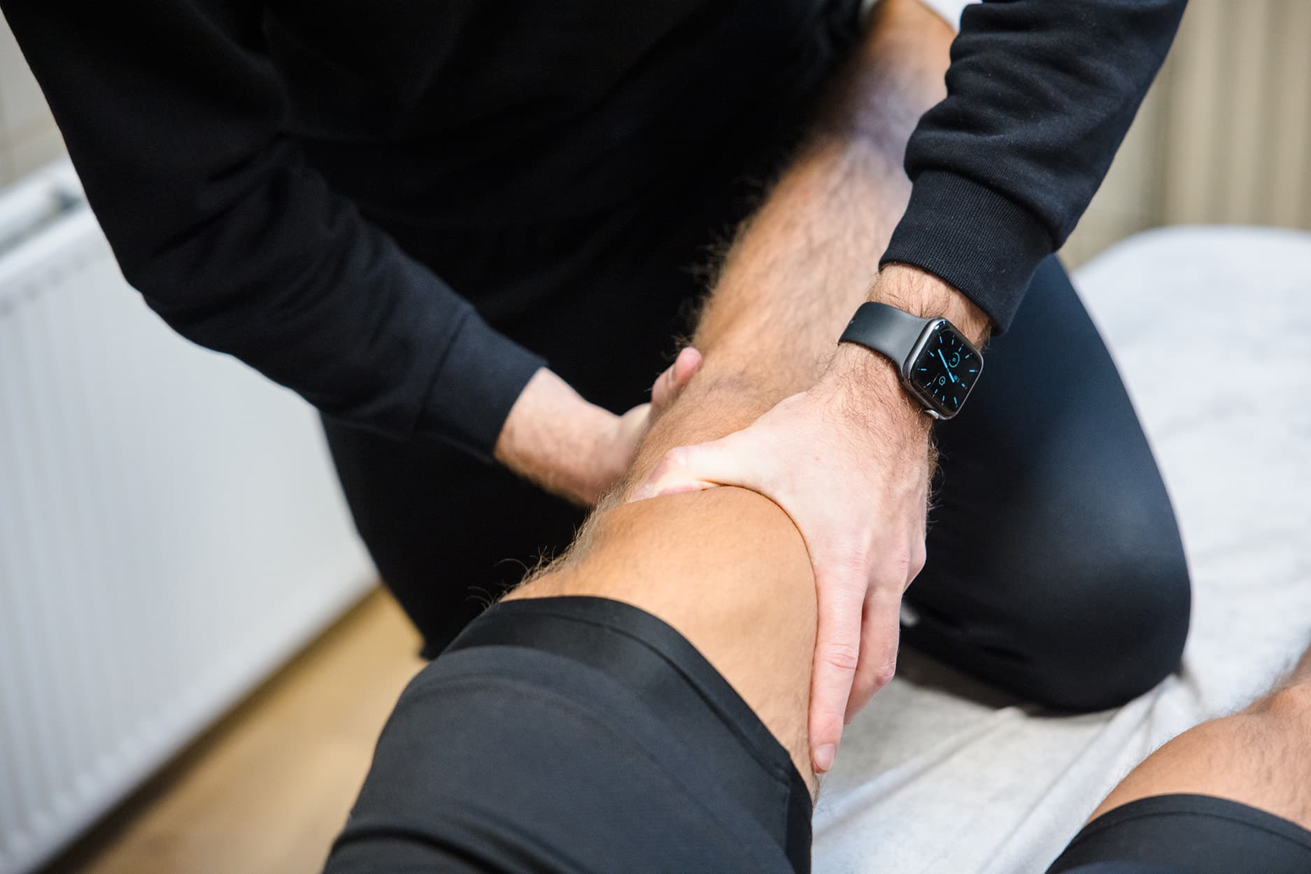 Fysiotherapeut is bezig met een behandeling