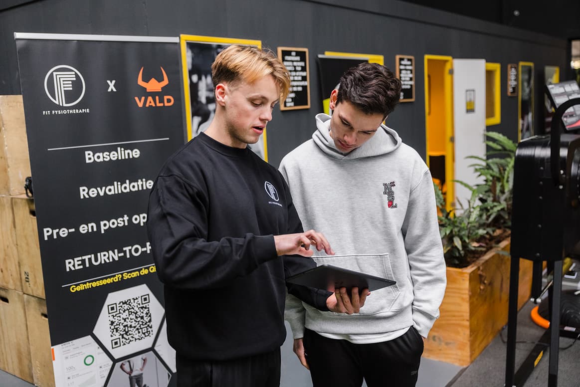 Fysiotherapeut legt uit wat de resultaten zijn.