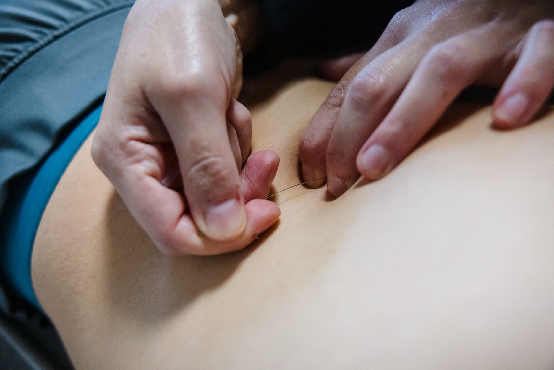 Fysiotherapeut Bart legt uit hoe de legpress uitgevoerd moet worden.