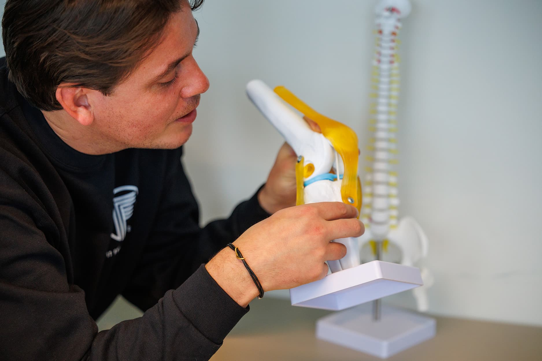 Fysiotherapeut Bart legt uit hoe de legpress uitgevoerd moet worden.