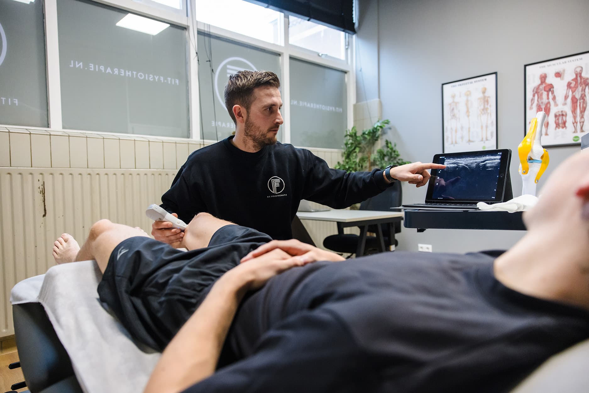 Fysiotherapeut Bart legt uit hoe de legpress uitgevoerd moet worden.