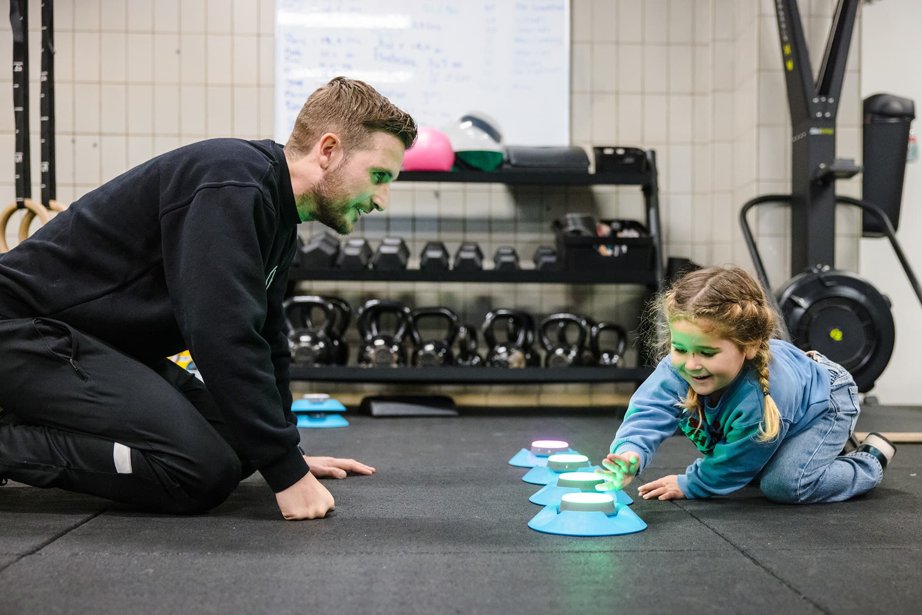 Fysiotherapeut Bart legt uit hoe de legpress uitgevoerd moet worden.