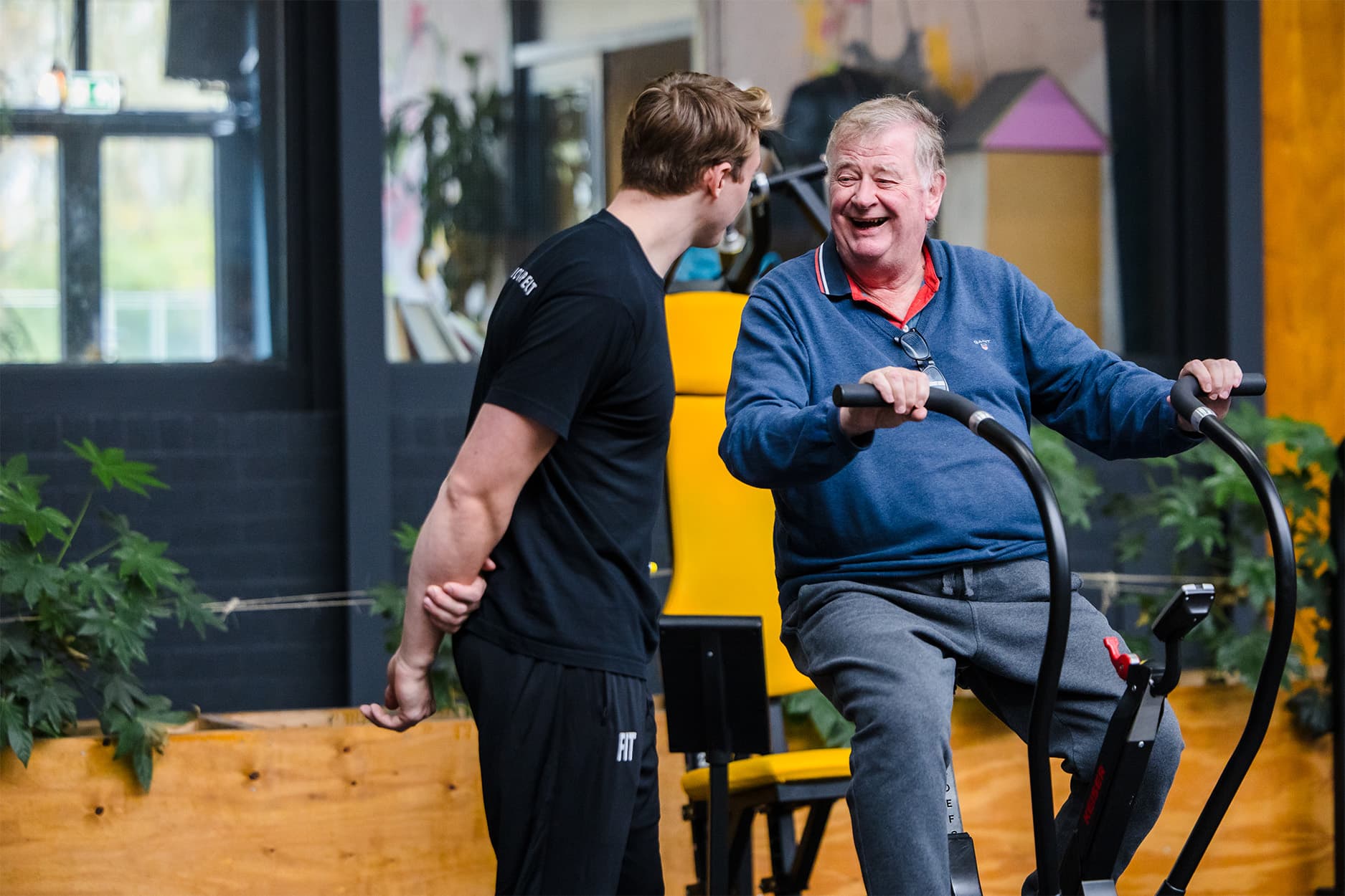 Fysiotherapeut Bart legt uit hoe de legpress uitgevoerd moet worden.