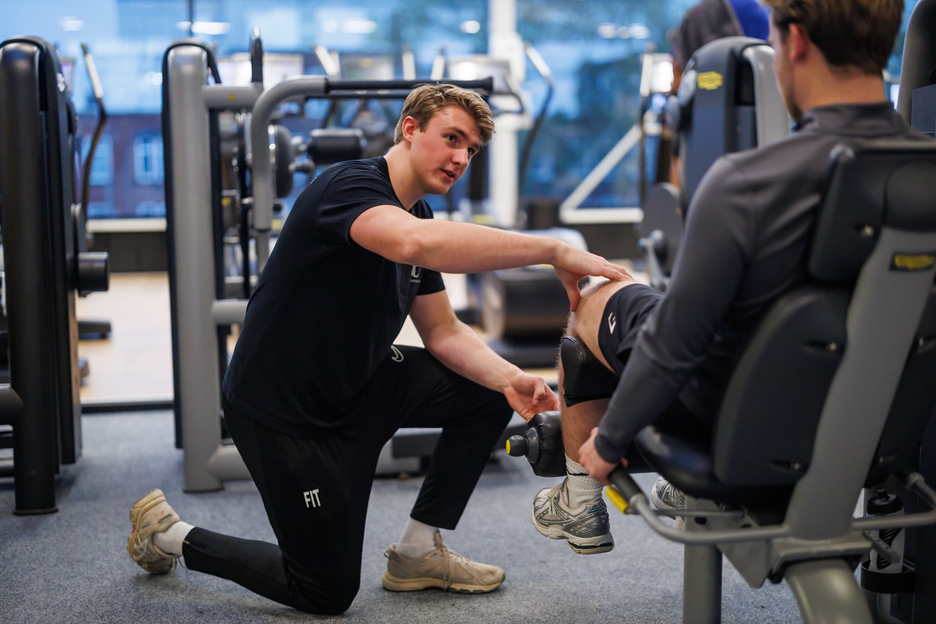 Fysiotherapeut Bart legt uit hoe de legpress uitgevoerd moet worden.