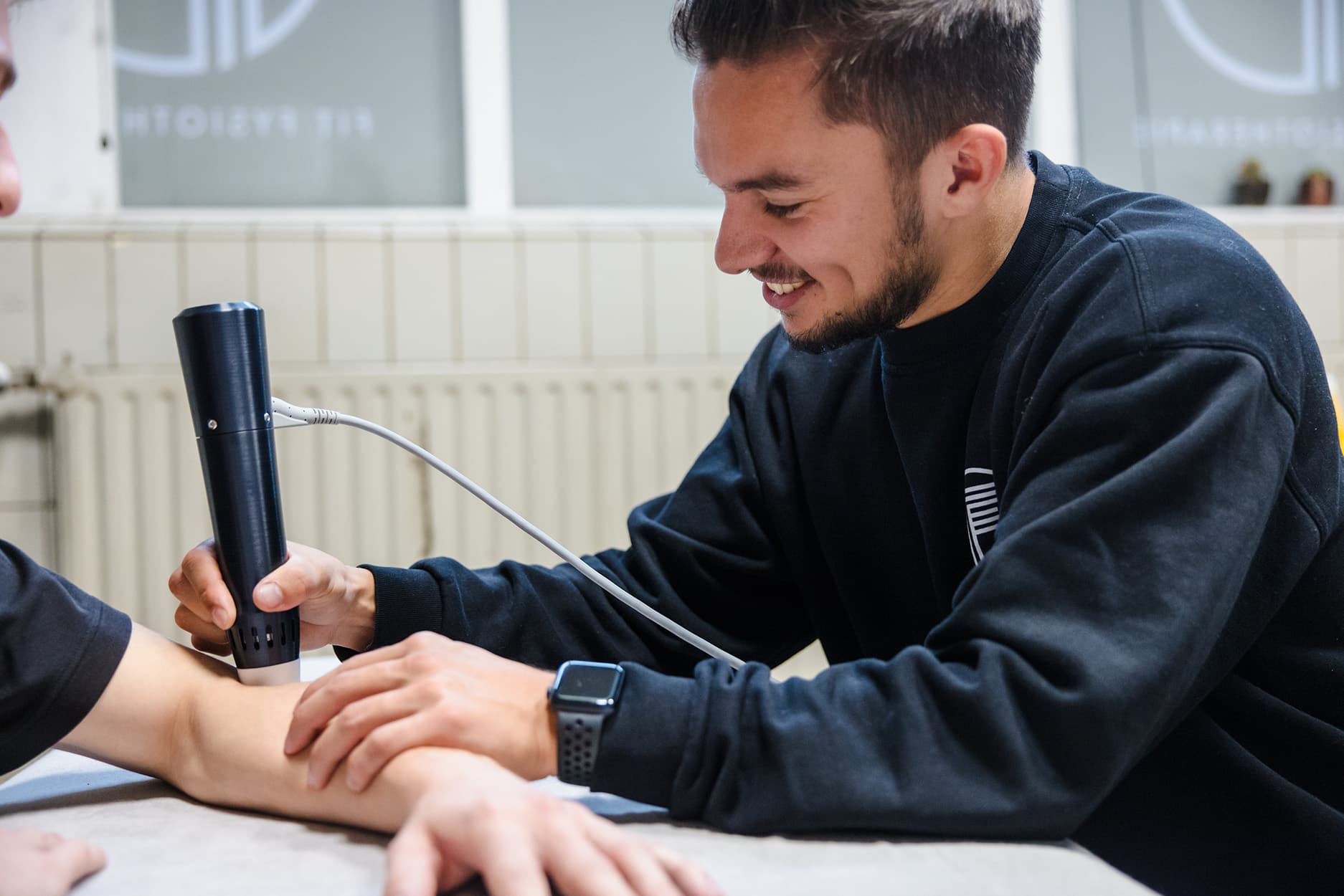 Fysiotherapeut Bart legt uit hoe de legpress uitgevoerd moet worden.