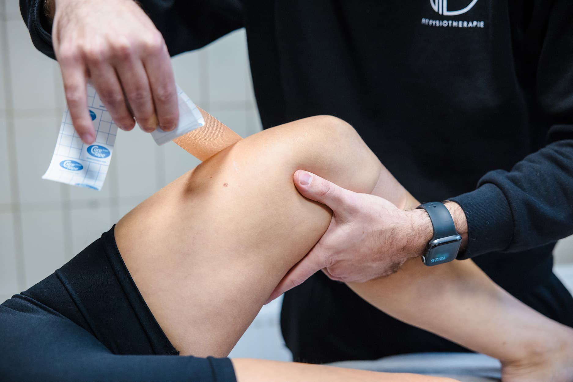 Fysiotherapeut Bart legt uit hoe de legpress uitgevoerd moet worden.