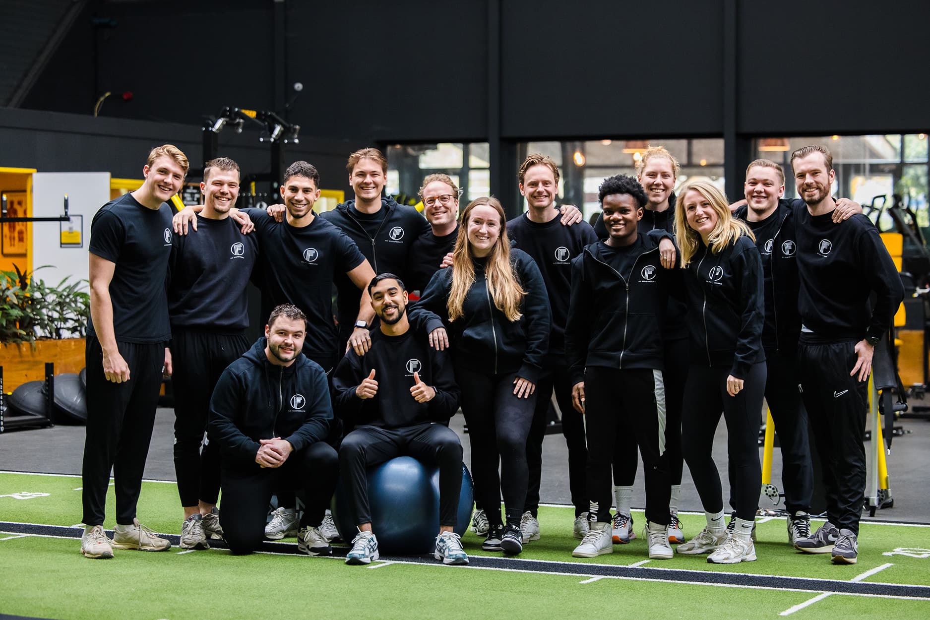 Fysiotherapeut Bart legt uit hoe de legpress uitgevoerd moet worden.