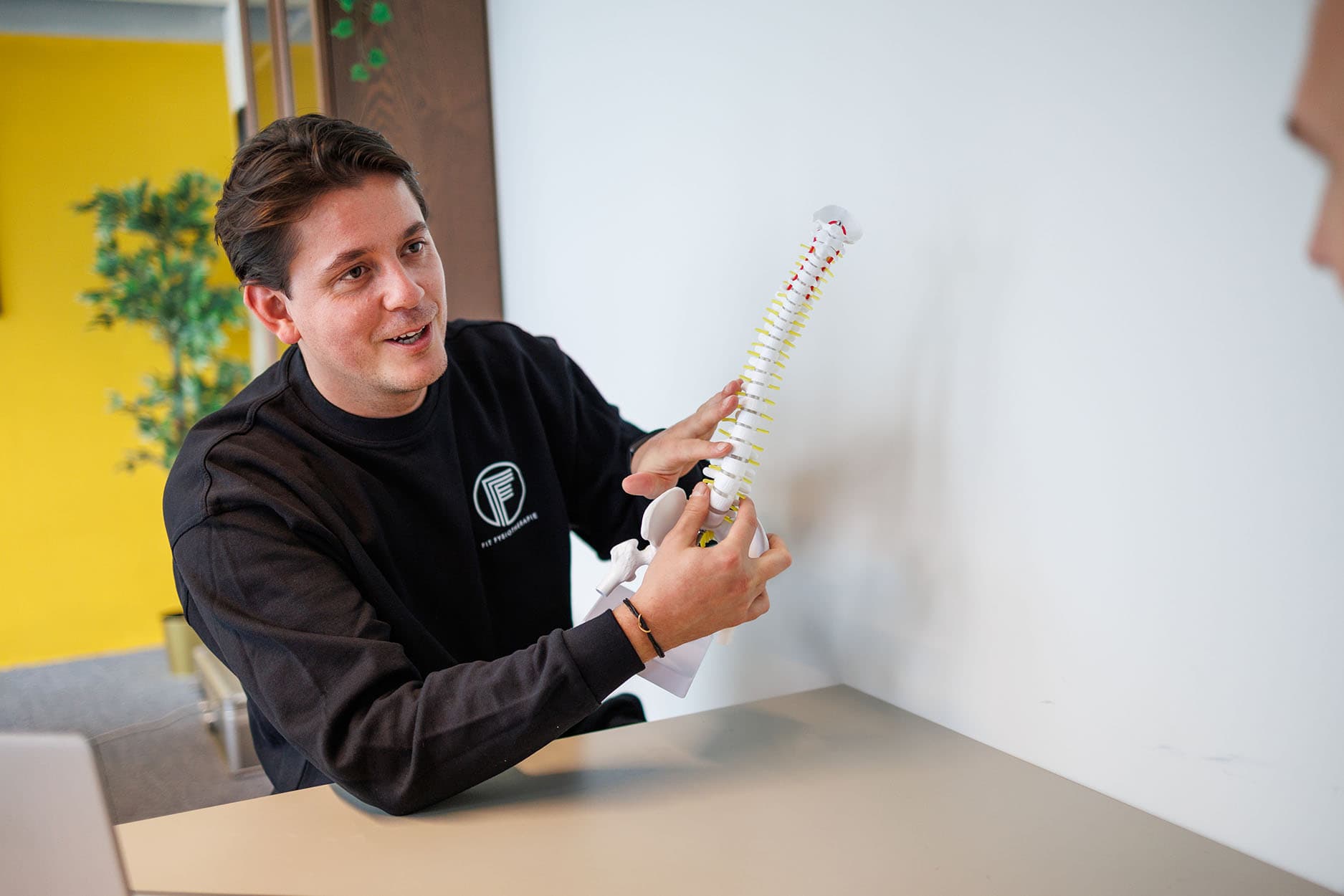 Fysiotherapeut Bart legt uit hoe de legpress uitgevoerd moet worden.