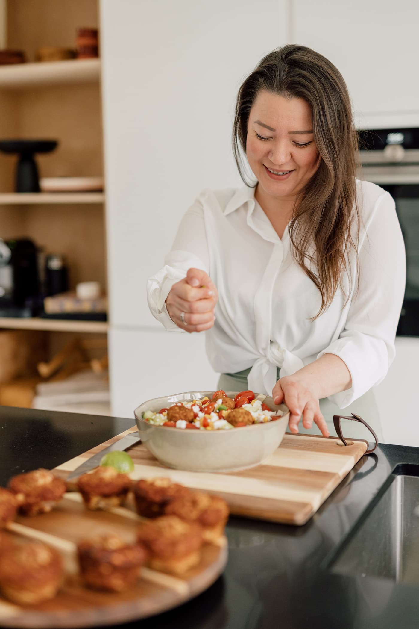 Fysiotherapeut Bart legt uit hoe de legpress uitgevoerd moet worden.