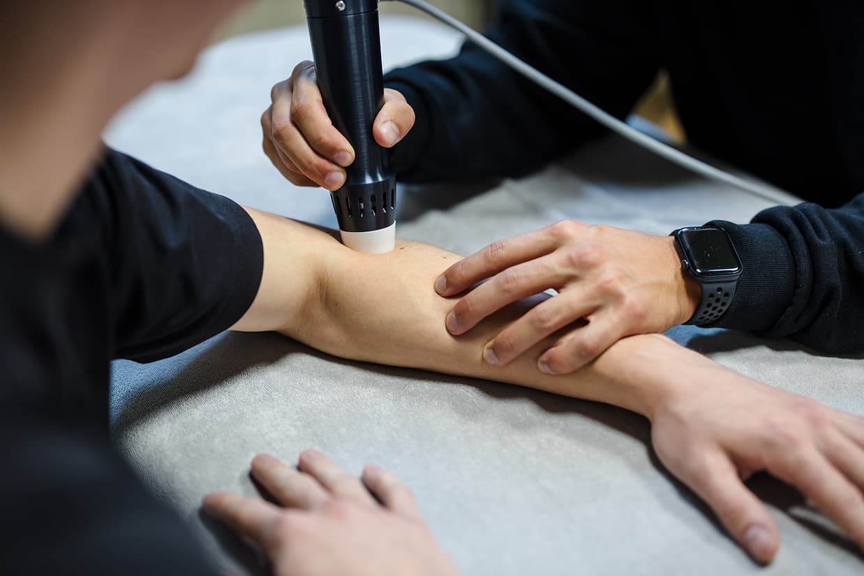 Fysiotherapeut Bart legt uit hoe de legpress uitgevoerd moet worden.