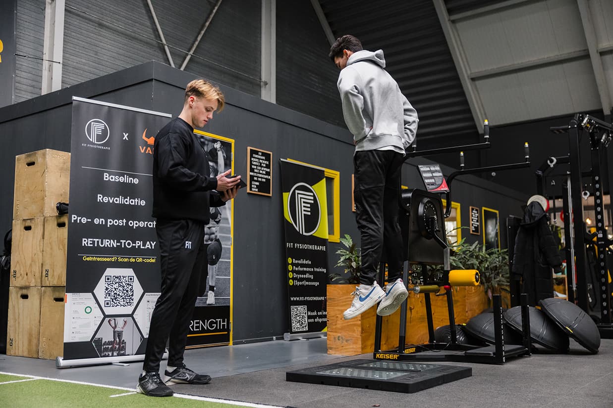 Fysiotherapeut Bart legt uit hoe de legpress uitgevoerd moet worden.