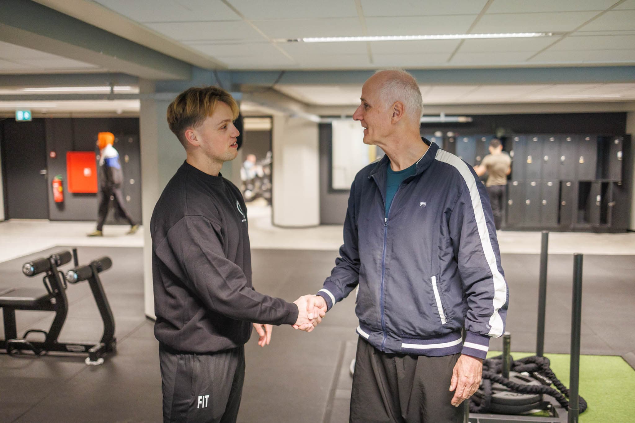 Fysiotherapeut Bart legt uit hoe de legpress uitgevoerd moet worden.
