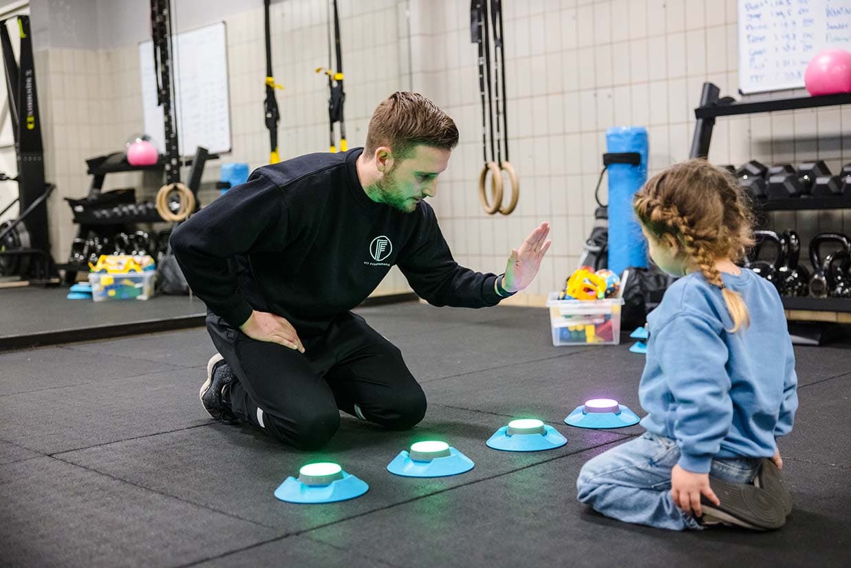 Fysiotherapeut Bart legt uit hoe de legpress uitgevoerd moet worden.
